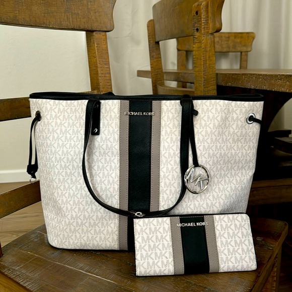 Michael Kors Toteš¤ with matching wallet - Picture 1 of 7